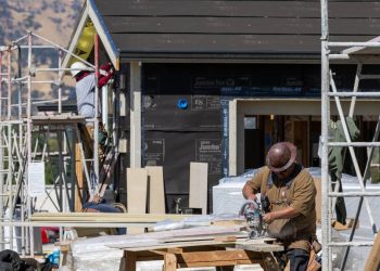 Lennar’s big housing bet has Wall Street sounding alarms