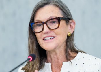 Cathie Wood Adds $13.9 Million in Circle Shares Despite…