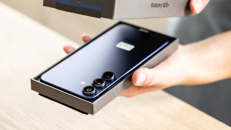 Qualcomm deepens ties with major Apple rival