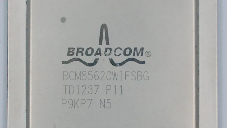 Broadcom AVGO stock prediction: $560 bull vs $265 bear