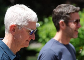 Apple’s new iPhone strategy comes with a $2,500 question