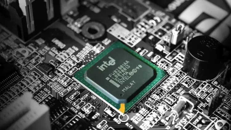 Intel and AMD Fell on Oil and Bond Yields, Not on Chips