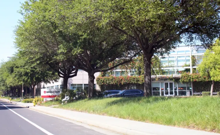 Broadcom (AVGO) Stock Prediction: $715 Bull Case, $216 Bear…