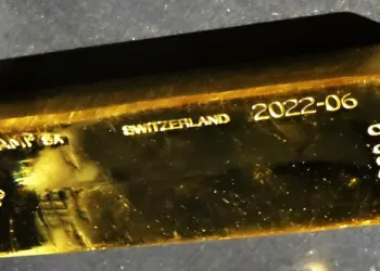 Gold holds $4,400 as Fed hike odds hit 51.5% – up 22%…