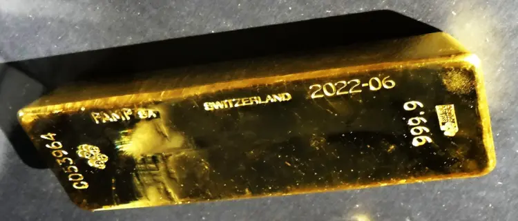 Gold holds $4,400 as Fed hike odds hit 51.5% – up 22%…