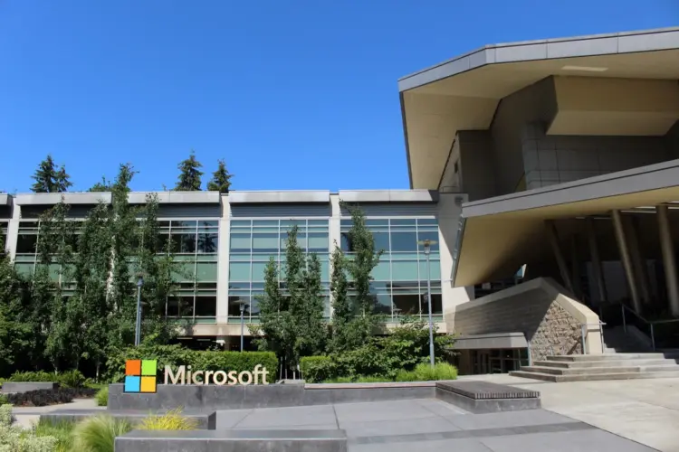Microsoft (MSFT) Stock Prediction: $870 Bull Case, $440…