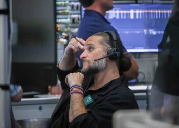 43-year veteran Wall Street analyst sounds alarm on stocks after rare signal flashes