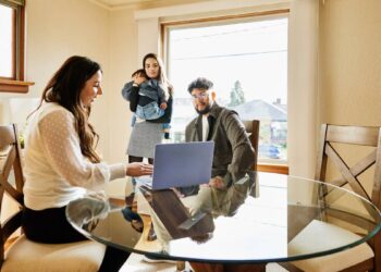 Fed sends warning to American homeowners, cardholders