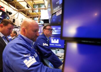 Schwab, Vanguard growth ETFs flag a costly investor trap